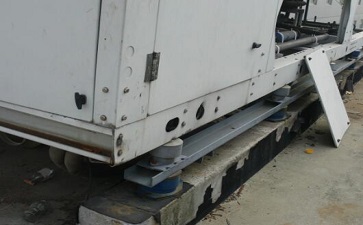 觀園樓商務(wù)酒店附樓房頂安裝有兩臺螺桿式熱泵機(jī)組及配套水泵3臺、中央空調(diào)外機(jī)3臺及配套水泵2臺。熱泵的風(fēng)機(jī)、電機(jī)，水泵的電機(jī)都是旋轉(zhuǎn)設(shè)備，當(dāng)設(shè)備運(yùn)行時(shí)引起整個(gè)樓面震動(dòng)，據(jù)測熱泵機(jī)組下方房間內(nèi)噪聲值達(dá)到58dB(A)，有很明顯的振感。 經(jīng)噪聲治理后，熱泵機(jī)組正下方室內(nèi)噪聲值降至40dB(A)以下，達(dá)到晝間標(biāo)準(zhǔn)。